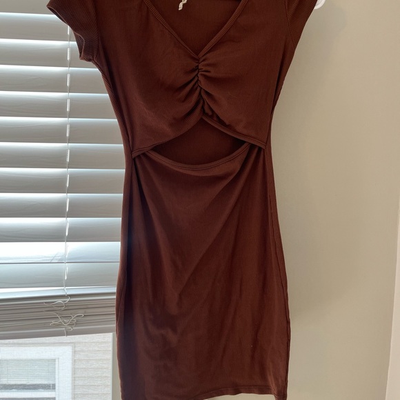 Brown Short Dress With Cut Out - Picture 1 of 4